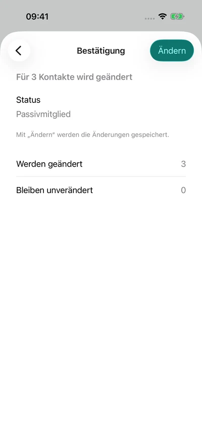 Mehrere Kontakte bearbeiten – iPhone, Originalaufnahme mit fiktiven Vereinsdaten.