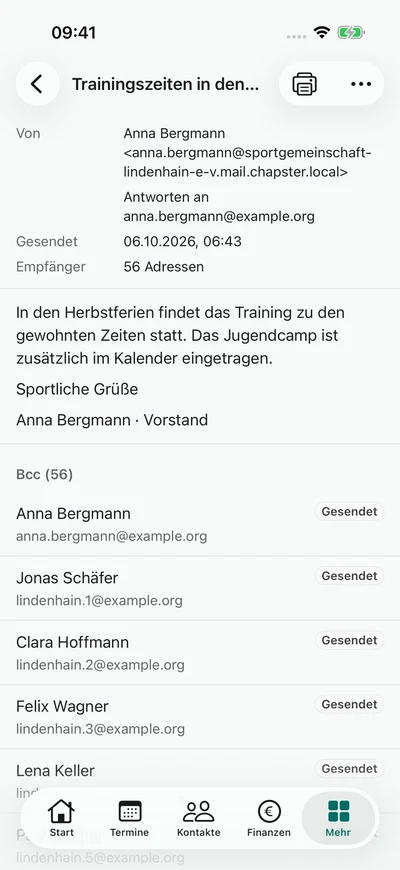 Das E-Mail-Archiv · Lokaler Versandstatus – iPhone, Originalaufnahme mit fiktiven Vereinsdaten.